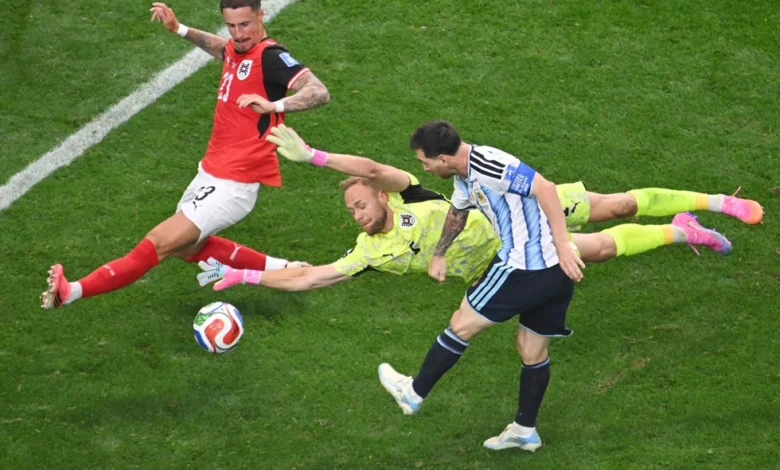 ميسي يقود الأرجنتين إلى انتصار على النمسا والتأهل لدور الـ32 في كأس العالم