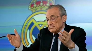 نجم ريال مدريد يودع الملكي من على سلم الطائرة: لحظة الوداع!