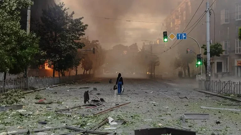 هجوم أوكراني منسق على روسيا يسفر عن قتلى وجرحى وسقوط مسيّرات