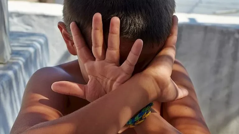 والد الطفل المعذب في حلوان يكشف: والدته وعشيقها استخدما مسكن الحضانة لممارسة العلاقة وتعذيبه