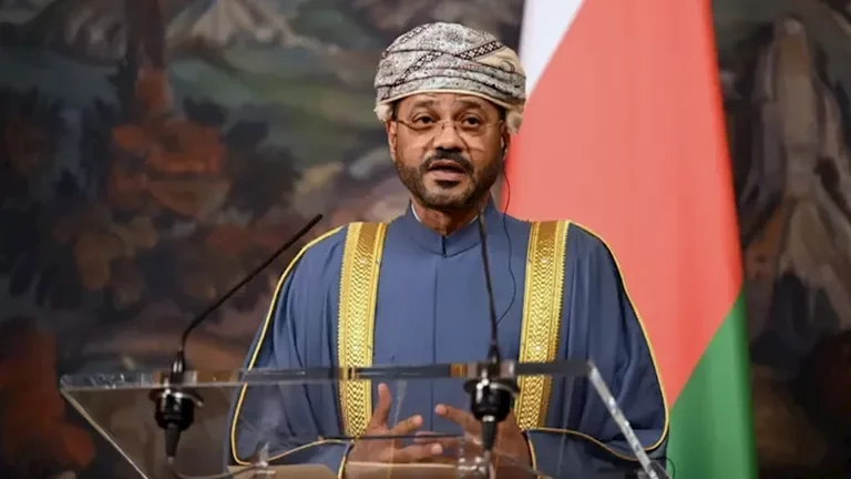 وزير خارجية عُمان يؤكد عدم دعم السلطنة لفرض رسوم في مضيق هرمز