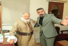 ياسر جلال يقبل يد يحيى الفخراني بعد حضوره مسرحية الملك لير بالصور