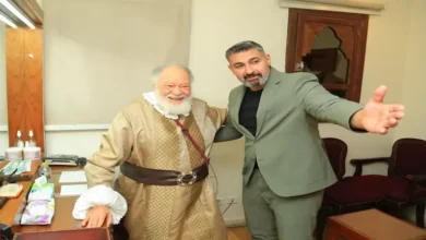 ياسر جلال يقبل يد يحيى الفخراني بعد حضوره مسرحية الملك لير بالصور