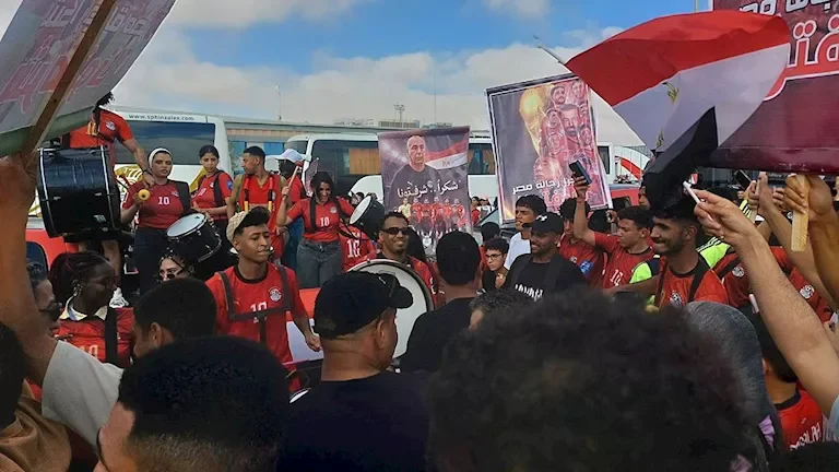 آلاف الجماهير في مطار العلمين لاستقبال بعثة منتخب مصر (صور وفيديو)