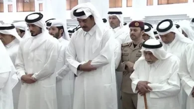 أمير قطر يقود صلاة الجنازة على الشيخ حمد بن خليفة آل ثاني