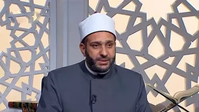 أمين الفتوى يوضح: هل يجوز ارتداء البنطلون الجينز الواسع مع بلوزة طويلة؟