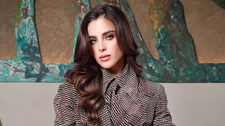 أناقة اللون الأسود: ملكة جمال الكون 2025 تتألق بإطلالة مميزة