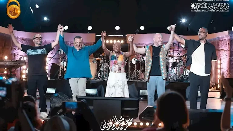 أنجيليك كيدجو تتألق في مهرجان قرطاج وتلهب الأجواء بالصور