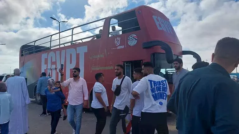 "أهازيج جماهير منتخبنا تملأ مطار العلمين - فيديو"