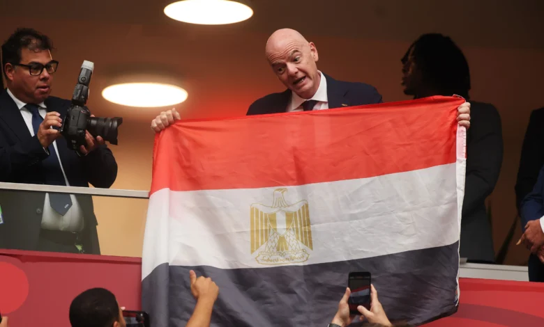 إنفانتينو يرفع علم مصر في لقطة نادرة بعد الإقصاء الجدلي من المونديال!