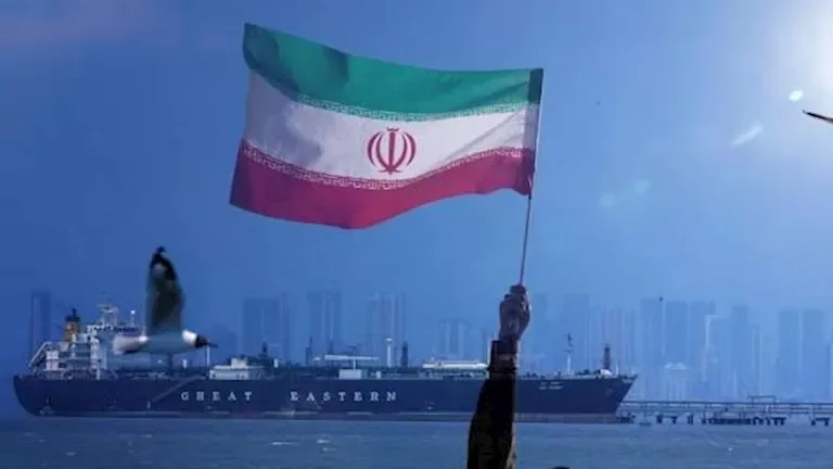 إيران تؤكد: لا مكان للأجانب في مضيق هرمز وتهدد بالرد على التحركات الأمريكية