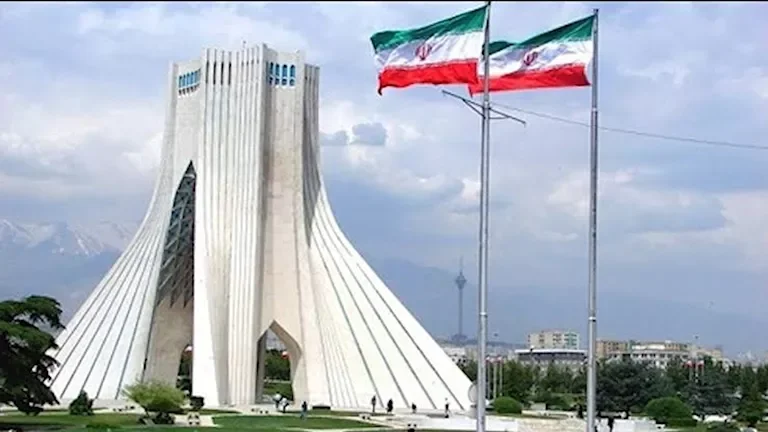 إيران تنفي أي دور لها في الهجوم على سفينتين بميناء دمياط