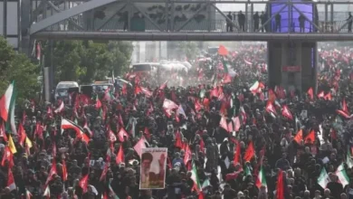 إيرانيون يخرجون إلى شوارع طهران لتشييع علي خامنئي