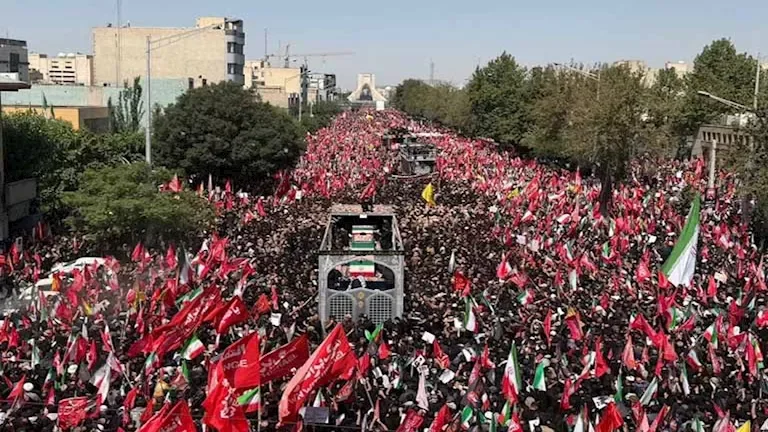 إيرانيون يعلقون دمية ترامب ويقذفونها بالجمرات في جنازة خامنئي 1 إيرانيون يعلقون دمية ترامب ويقذفونها بالجمرات في جنازة خامنئي
