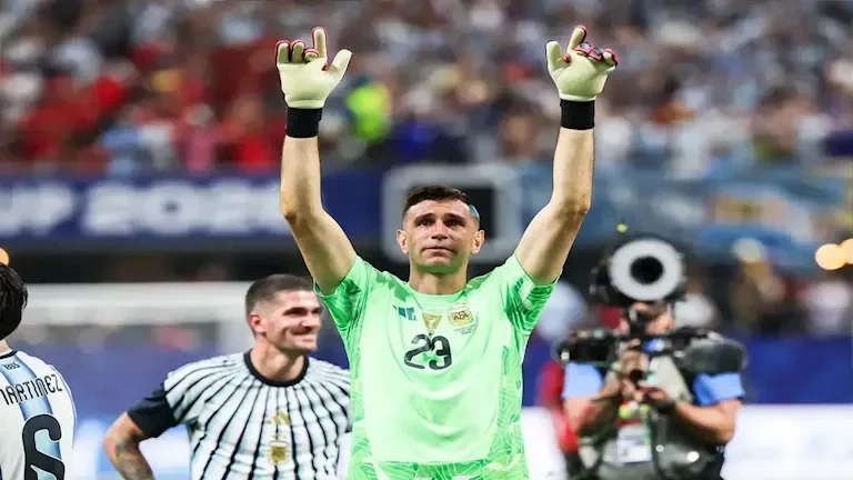 إيميليانو مارتينيز: مواجهة إنجلترا في نصف نهائي كأس العالم 2026