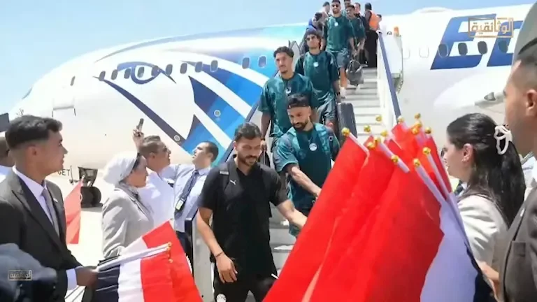 استقبال حافل للاعبي منتخب مصر في مطار العلمين بالأعلام والهتافات