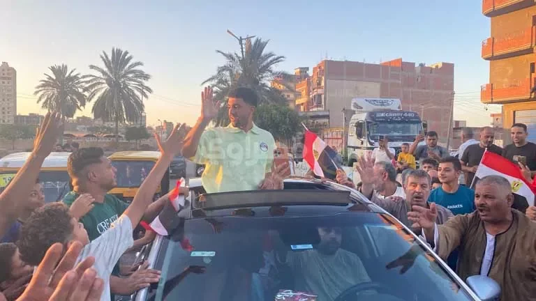 استقبال مميز لنجم منتخب مصر محمود صابر في كفر الشيخ (فيديو وصور)