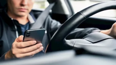 "اكتشف الأسباب وراء ارتفاع حرارة الموبايل داخل السيارة في الصيف: عادات بسيطة تؤثر على جهازك"
