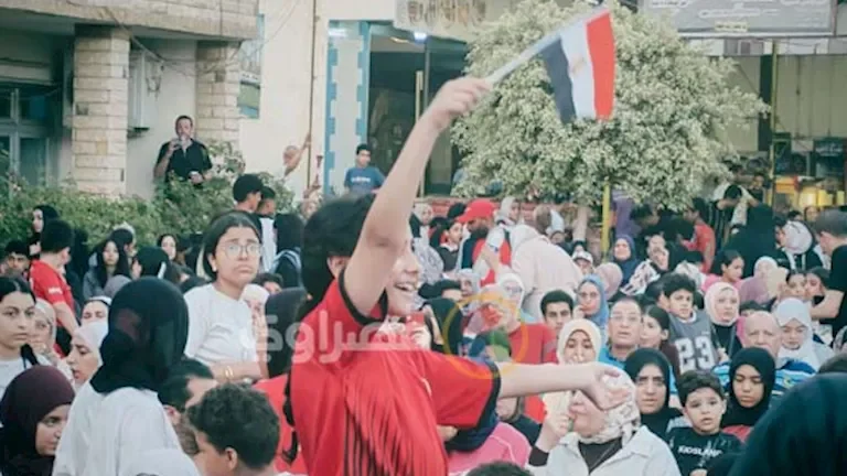 الأطفال يتوافدون إلى بورسعيد لمتابعة مباراة مصر والأرجنتين - صور