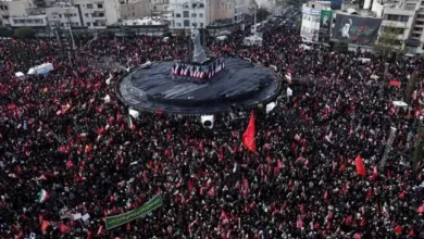 الإيرانيون يتظاهرون ضد ترامب خلال جنازة خامنئي ويهتفون ضده