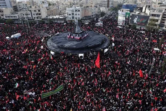 الإيرانيون يتظاهرون ضد ترامب خلال جنازة خامنئي ويهتفون ضده