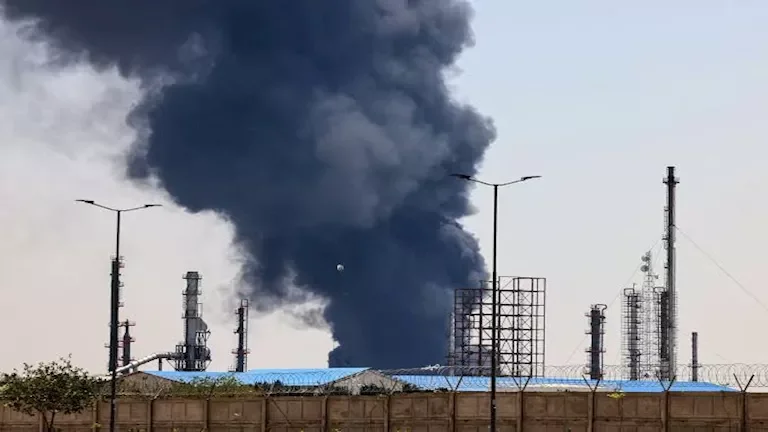 التلفزيون الإيراني: استهداف محيط محطة بوشهر النووية بقذيفة أمريكية
