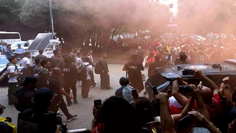 الجماهير تستقبل لاعبي منتخب مصر بالألعاب النارية أمام الفندق