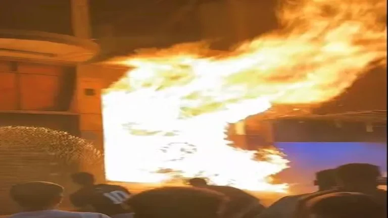 الحماية المدنية تسيطر على حريق في مخزن الأخشاب بمؤسسة الزكاة في العراق