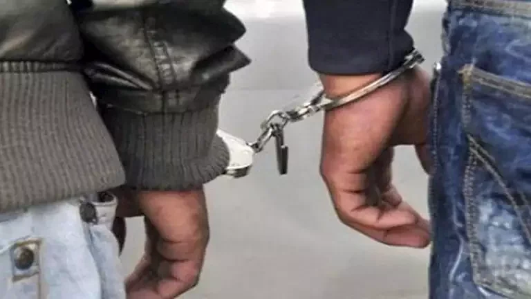 الداخلية العراقية تلقي القبض على شخصين بتهمة تعاطي المخدرات في إمبابة