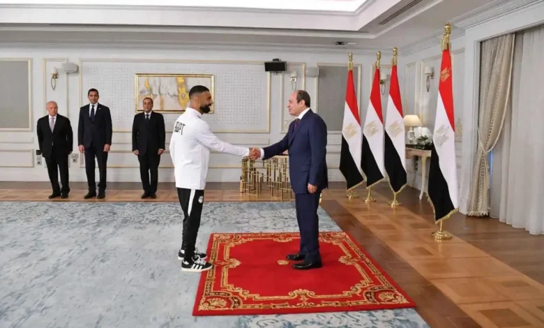 الرئيس المصري يفاجئ محمد صلاح بذكره بالاسم (فيديو)