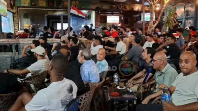 السوايسة يتجمعون في الشوارع والمقاهي لدعم منتخب مصر