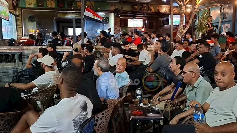 السوايسة يتجمعون في الشوارع والمقاهي لدعم منتخب مصر