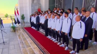 السيسي يستقبل أبطال منتخب مصر ويمنحهم "كأس الجدارة" ويوجه رسالة لصلاح: "لا تزعل مني" (فيديو)
