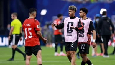 "السيسي يواسي منتخب مصر بعد وداع المونديال: نفخر بكم"