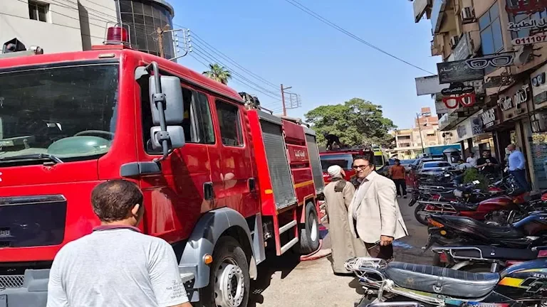 السيطرة على حريق في محل تجاري بمدينة الشيخ زايد دون تسجيل إصابات
