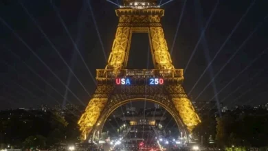 الشرطة الفرنسية توقف رجلًا رفع العلم الأمريكي فوق برج إيفل (فيديو)