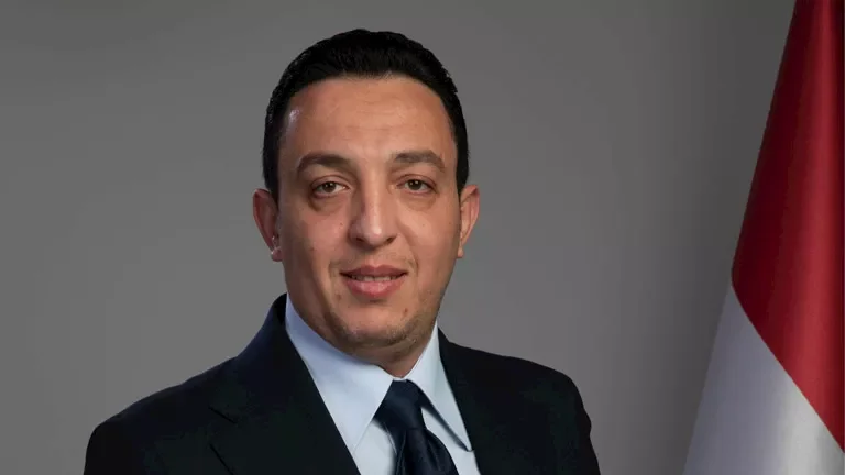 الفيفا قد تعاقب حسام حسن بعد رفعه علم فلسطين، عضو اتحاد الكرة يوضح