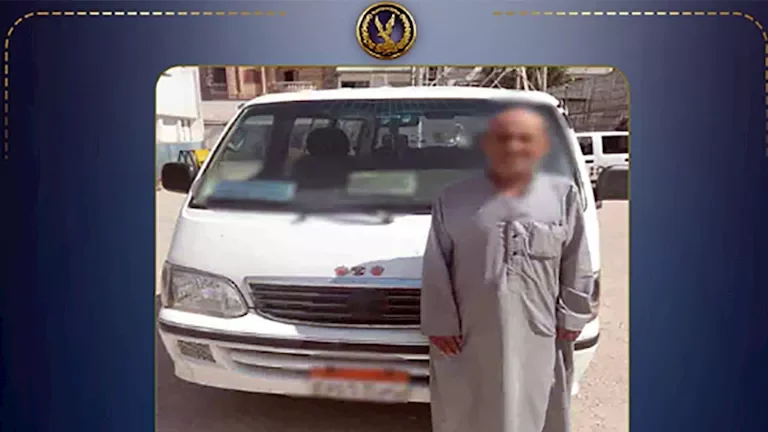 القبض على سائق ميكروباص اعتدى على مسن بسبب الأجرة في محافظة البحيرة بعد تداول فيديو الحادثة