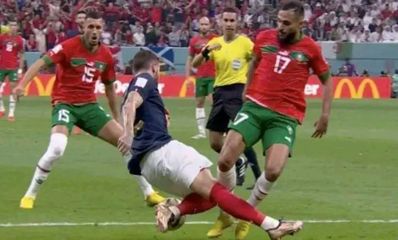 اللقطة الأكثر جدلاً تحكيمياً في مباراة المغرب وفرنسا بمونديال 2022.. هل ستشهد موقعة الليلة غياب الأخطاء؟