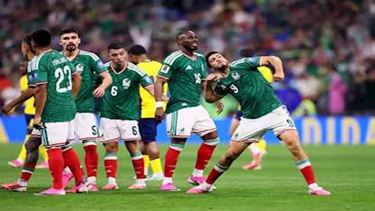 المكسيك تتقدم على الإكوادور 2-0 في مباراة مثيرة لحساب التصفيات