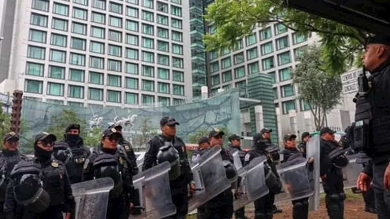المكسيك تعزز الحراسة على منتخب إنجلترا بفضل كلاب بوليسية وطائرات مسيرة