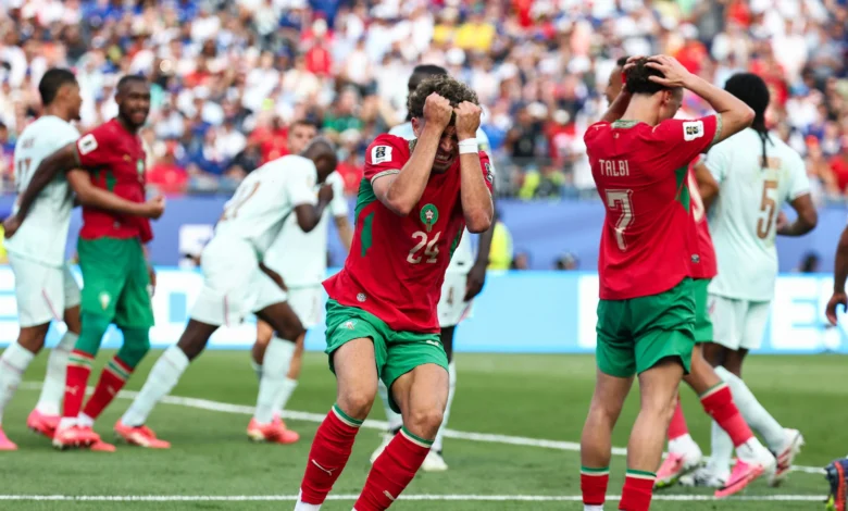 انقسام الصحف المغربية بين الأداء المشرف ومنتخب الأشباح عقب إقصاء الأسود من المونديال