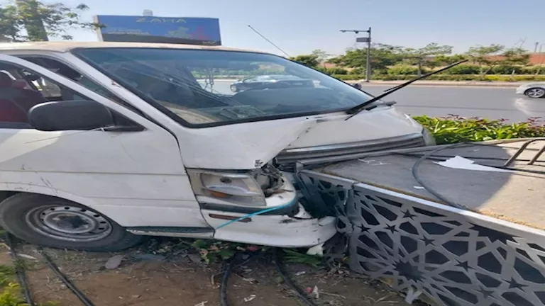 انقلاب ميكروباص لشركة معدات صينية على طريق الواحات