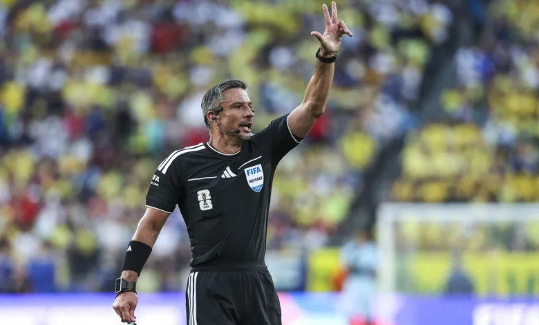 انهار حكم مواجهة نهائي مونديال 2026 لحظة اختياره (فيديو)