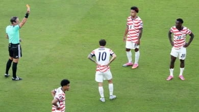 بالفيديو: صاحب قرار إلغاء طرد بالوجون يتجنب الأضواء في أول ظهور له 2 بالفيديو: صاحب قرار إلغاء طرد بالوجون يتجنب الأضواء في أول ظهور له