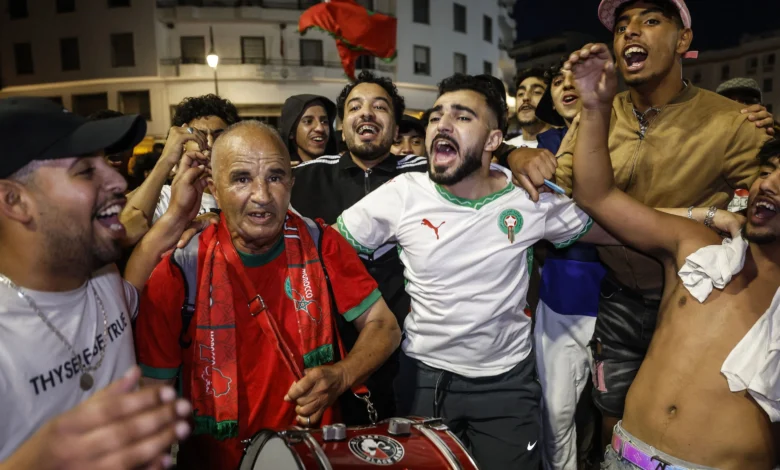 بالفيديو: لحظات مؤثرة لطفل جزائري يفقد الوعي وسط جماهير مغربية