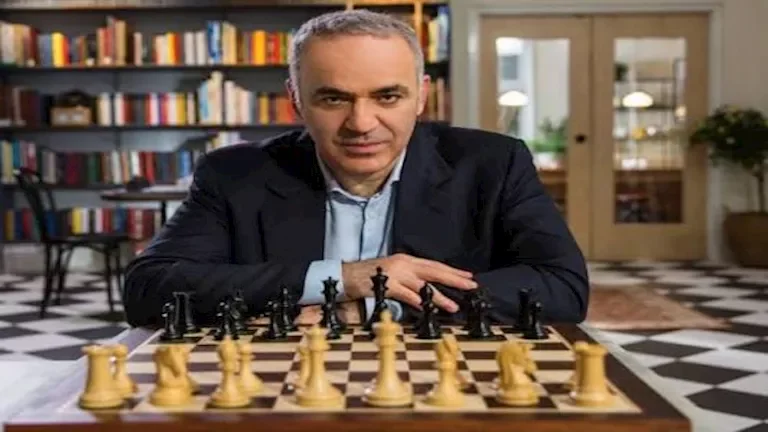 بطل العالم في الشطرنج ينتقد حكم مباراة مصر والأرجنتين بسبب القرارات التحكيمية