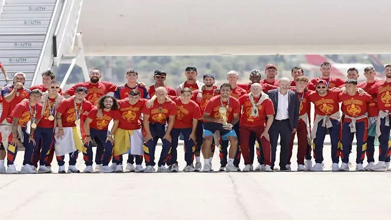 بعثة منتخب إسبانيا تصل مدريد بعد التتويج بكأس العالم 2026 1 بعثة منتخب إسبانيا تصل مدريد بعد التتويج بكأس العالم 2026