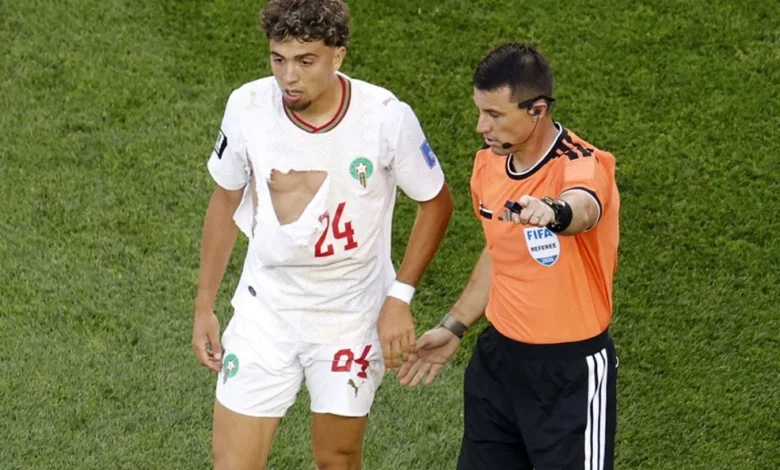 بيان رسمي يكشف سبب تمزق قمصان منتخبي المغرب ومصر