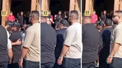 تامر حسني يظهر لأول مرة في جنازة والده - فيديو وصور مؤثرة